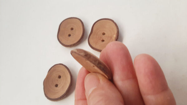 Juego botones madera almendro. - Imagen 3